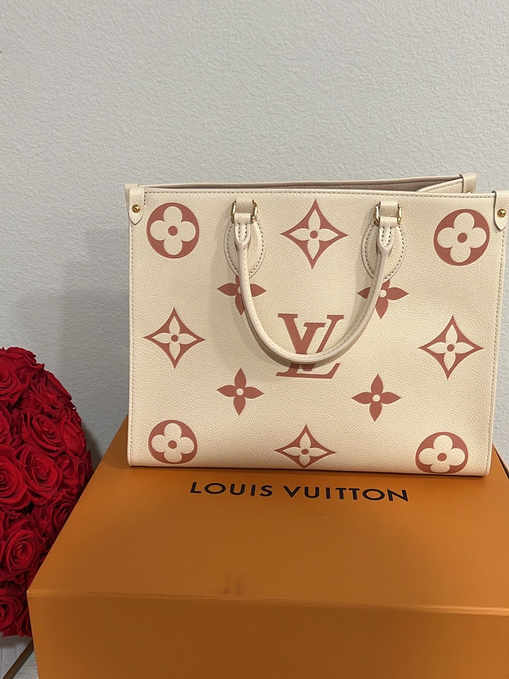 Louis Vuitton OnTheGo MM Tote Crème / Rose Trianon